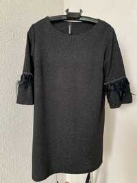 Сукня чорного кольору з пір’ям