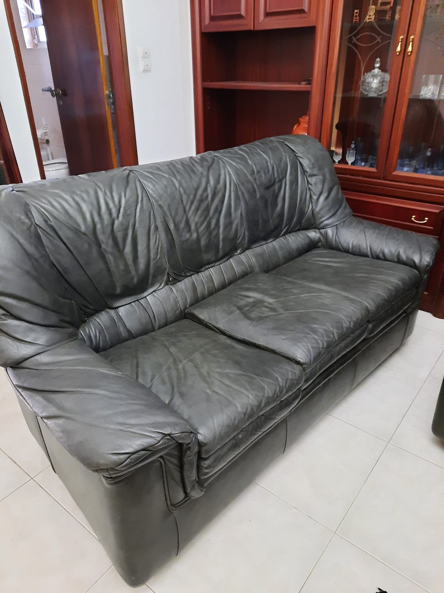 Conjunto cadeirão e sofá em pele