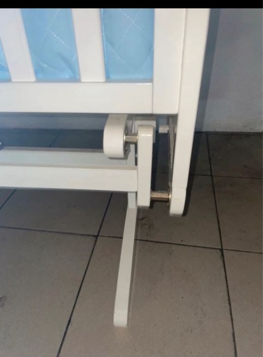 Berço branco que embala