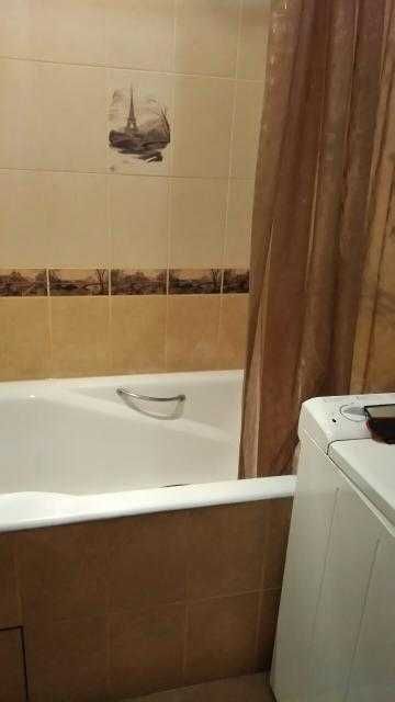 Продам 2 к.із.кв. поряд метро, вул.Гв.Широнінців. 28500 дол.