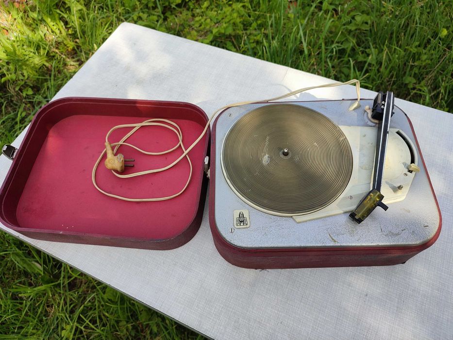 Stary gramofon walizkowy ŁZR T4 nr 2