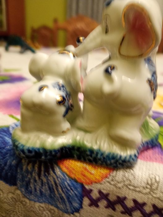 Порцелянові статуетки.