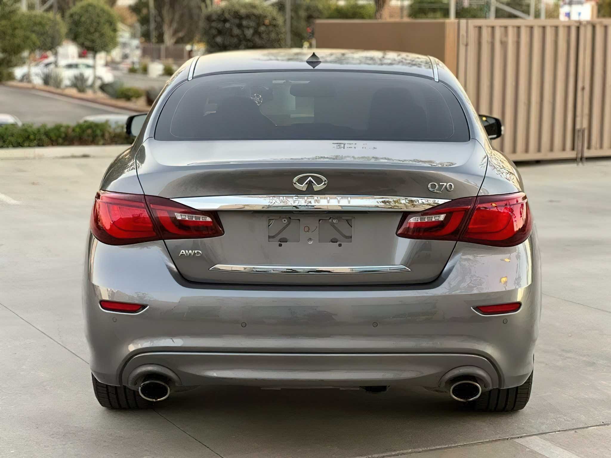 Infiniti Q70 Luxe 2018