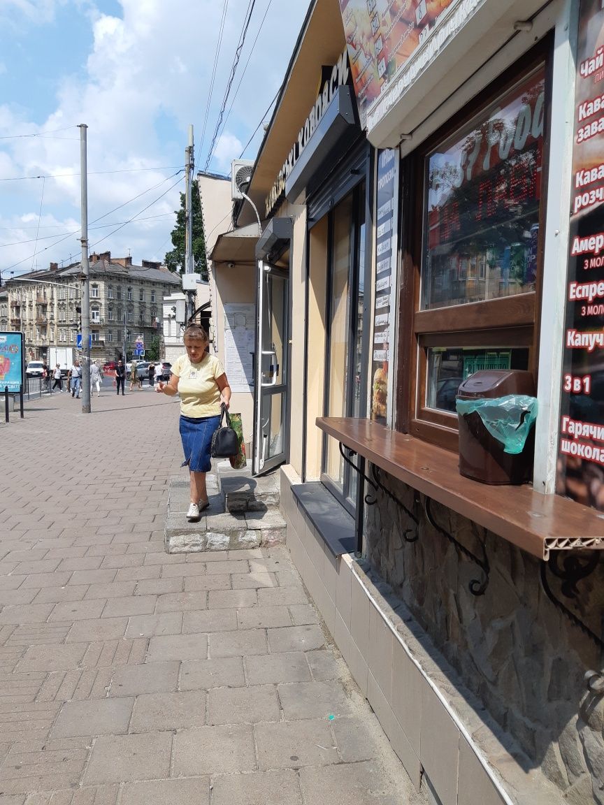 Продається у Львові готовий діючий бізнес фастфуд(хот-доги)
