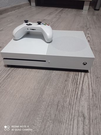Xbox One S. +1 pad