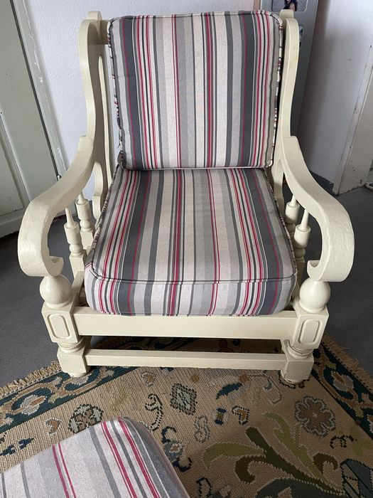 Cadeirao de madeira tecido novo