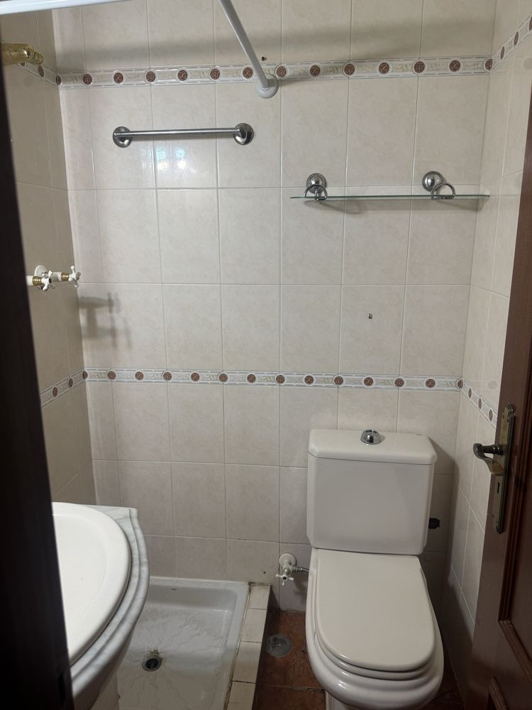 Quarto grande com cama de casal