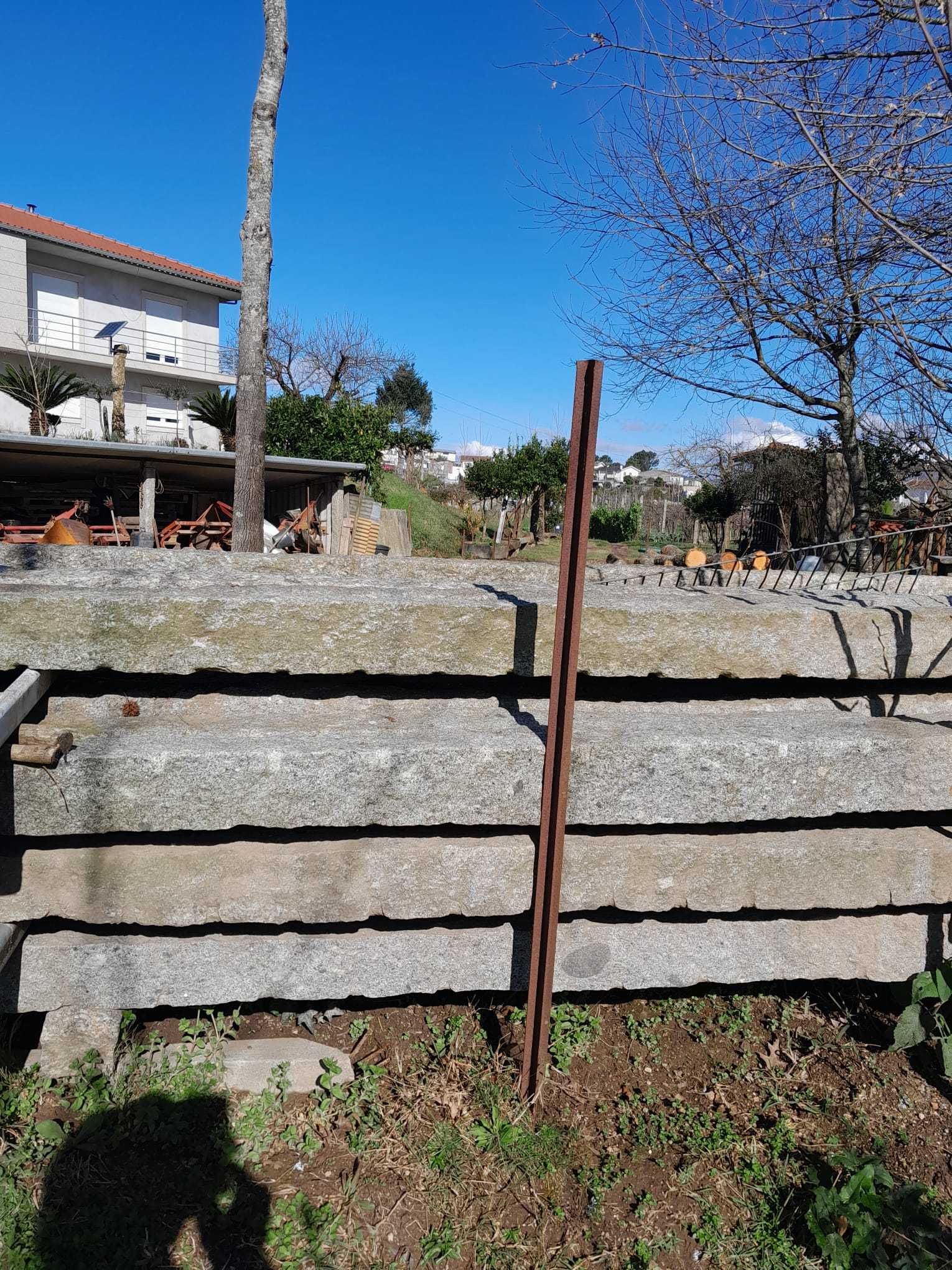 Esteios em Pedra e Cimento em T
