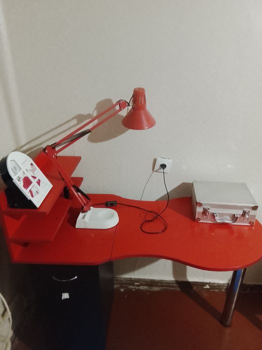 Манікюрний столик,складається,видвижний ящик з полицями