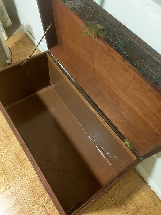 Baú antigo em madeira