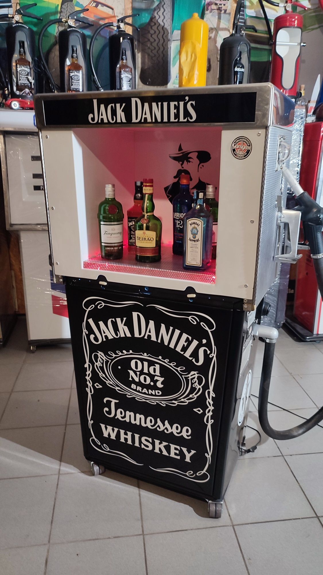 Bomba de gasolina / bar Jack Daniels
