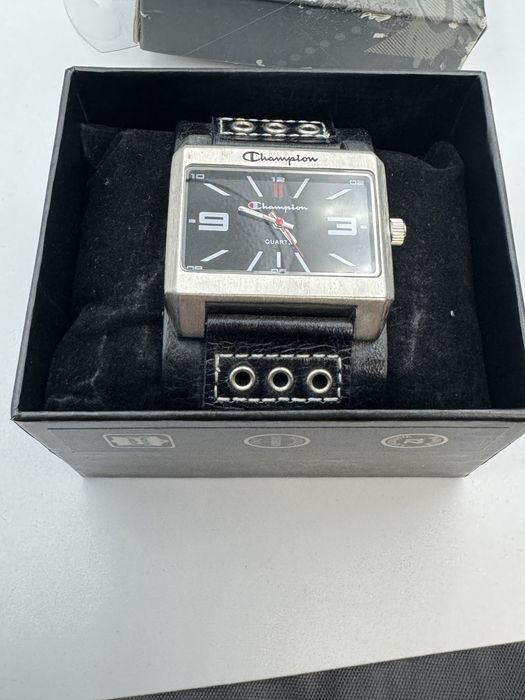 Кварцевые часы состояние  новое