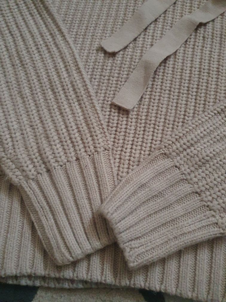 Шикарний об'ємний светер Reserved