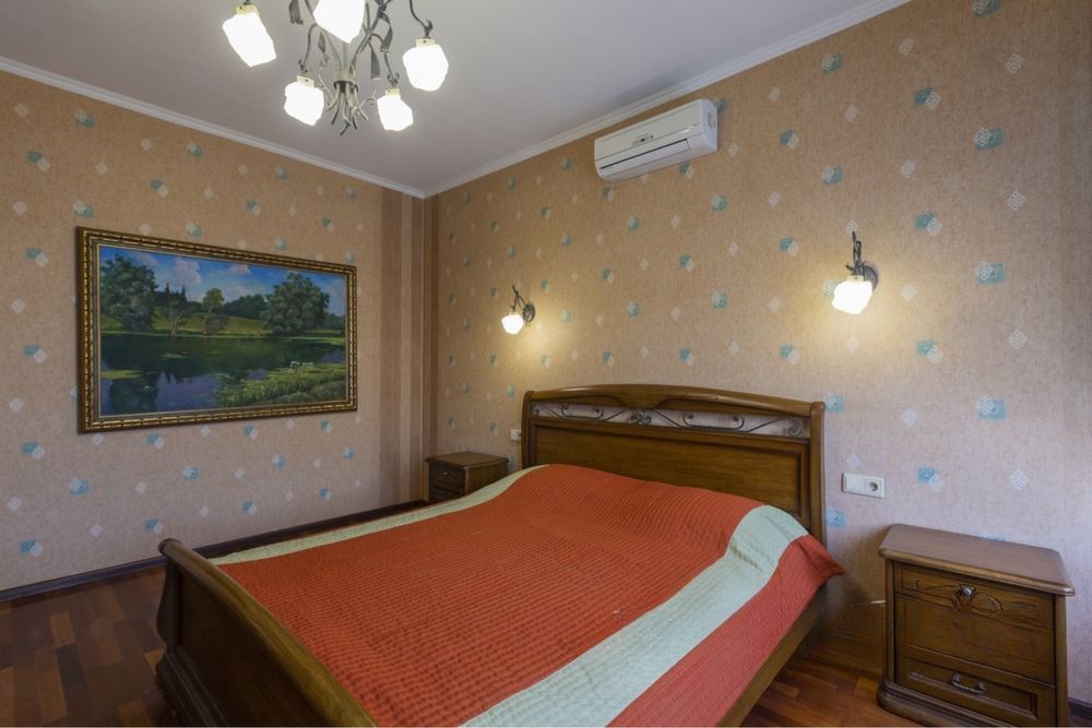 Продаж будинку 560 м2. Басейн, сауна, зона барбекю.