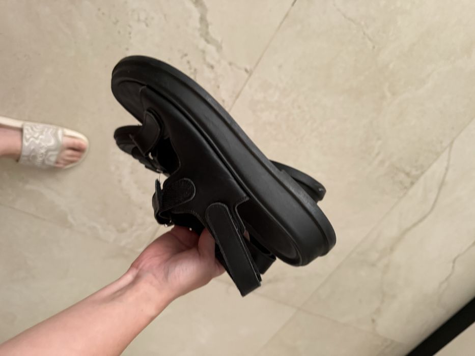 Босоніжки сандалі чорні з натуральної шкіри в хорошому стані