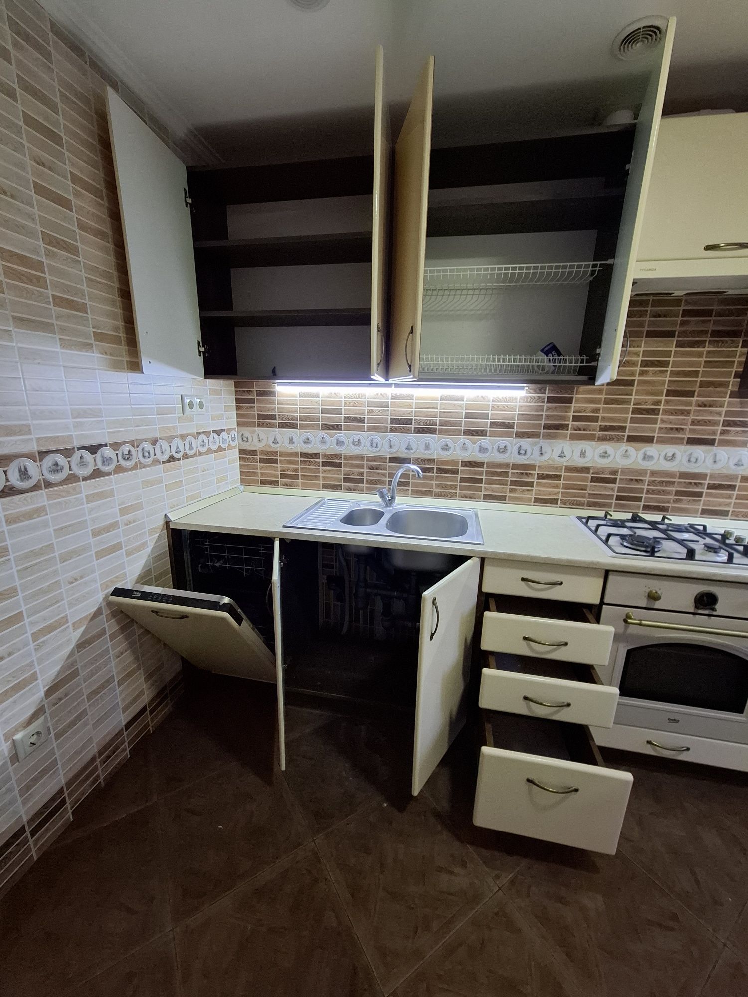Кухня, кухонні меблі, Посудомийна машина, духовка, Витяжка,