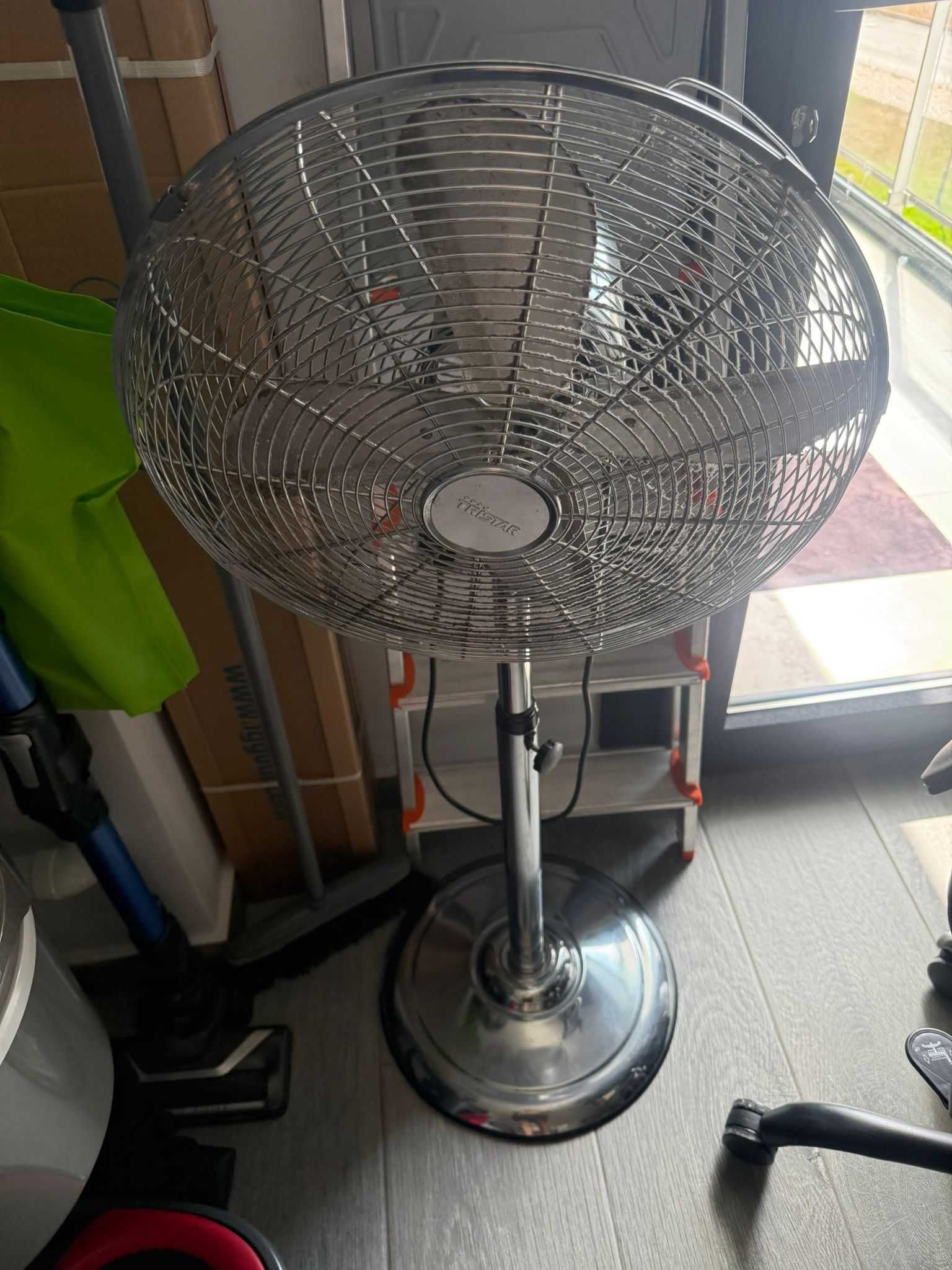 Ventilador com ajuste de velocidade e altura