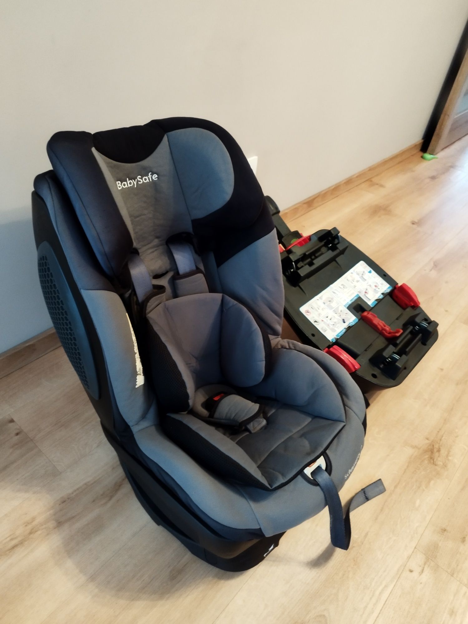 Sprzedam fotelik samochodowy BabySafe schnauzer 0-18kg Isofix