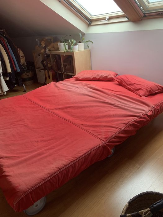 Sofa cama com duas almofadas
