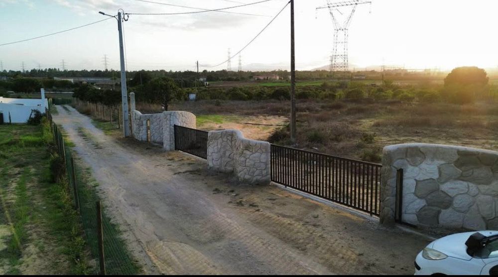 Terreno com furo de água próprio, luz. Completamente vedado