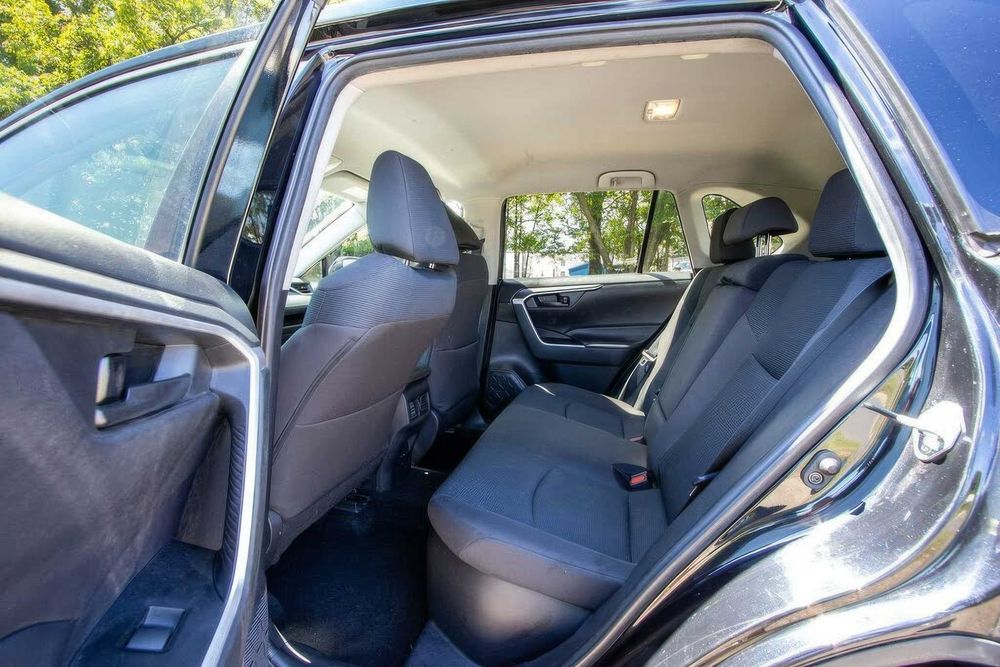 Toyota RAV4 Hybrid LE      2021