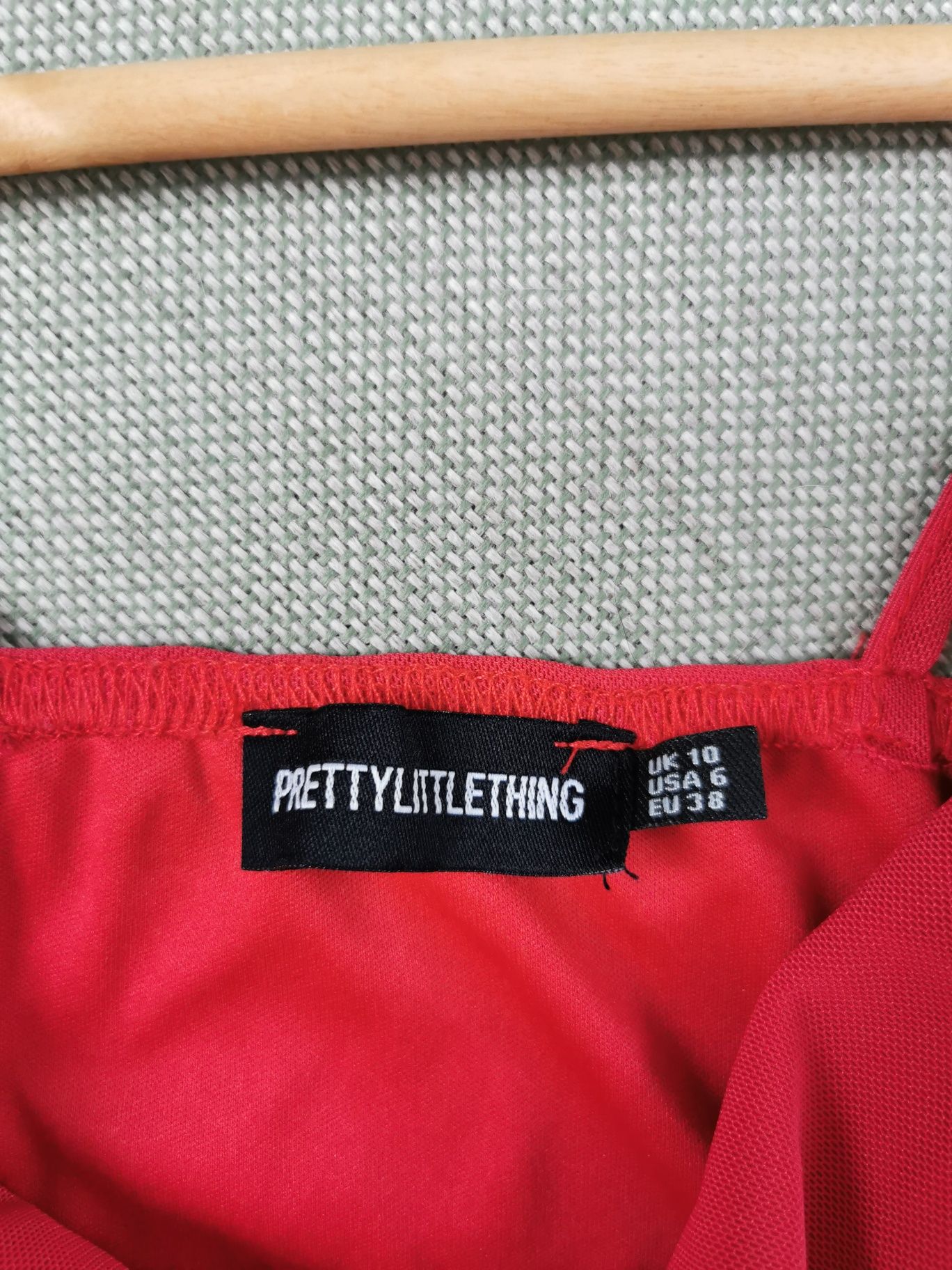 Dopasowana sukienka PrettyLittleThing S