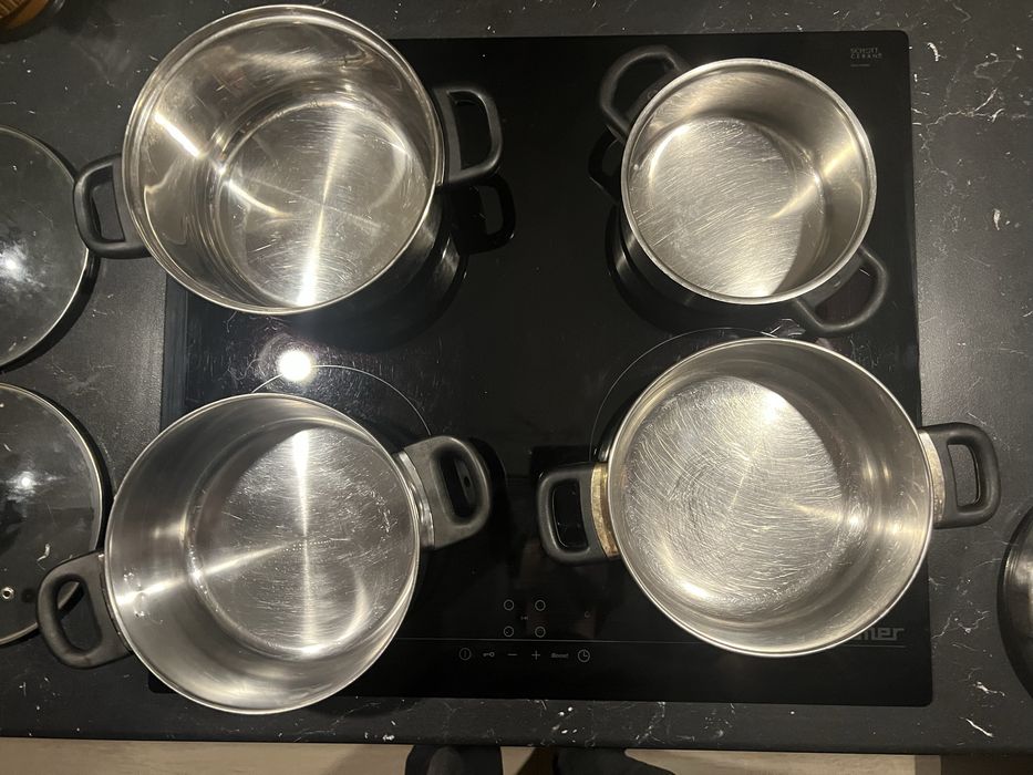 Zestaw garnków używanych