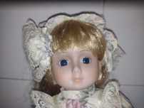 Boneca de porcelana com vestido colorido