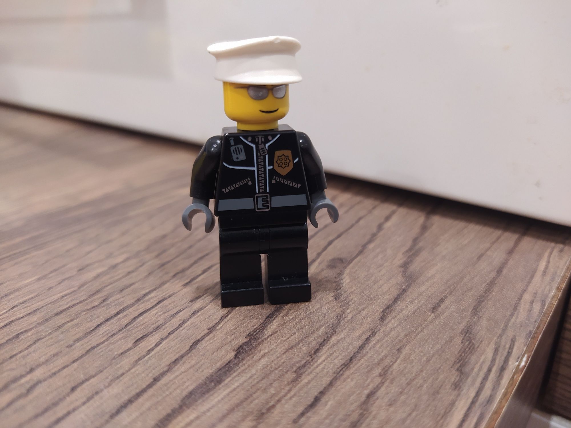 Lego ludzik minifigurka policjant strażnik