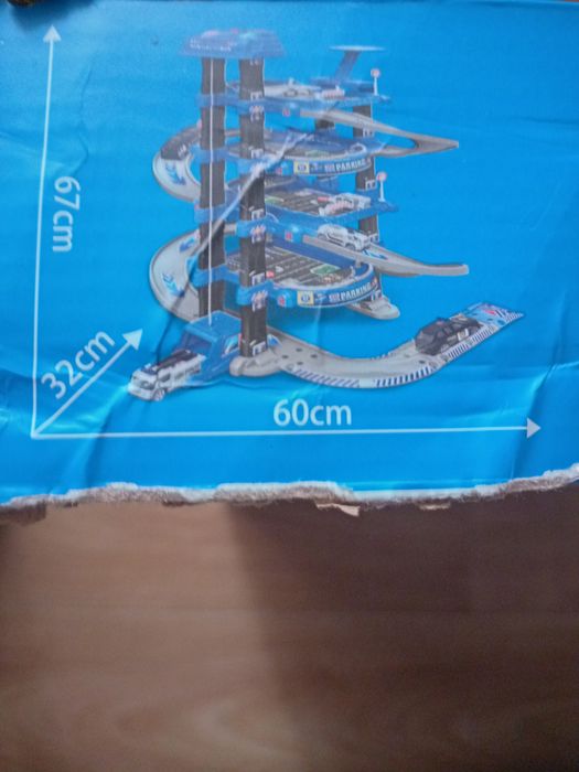 Поліцейський гараж з ліфтом