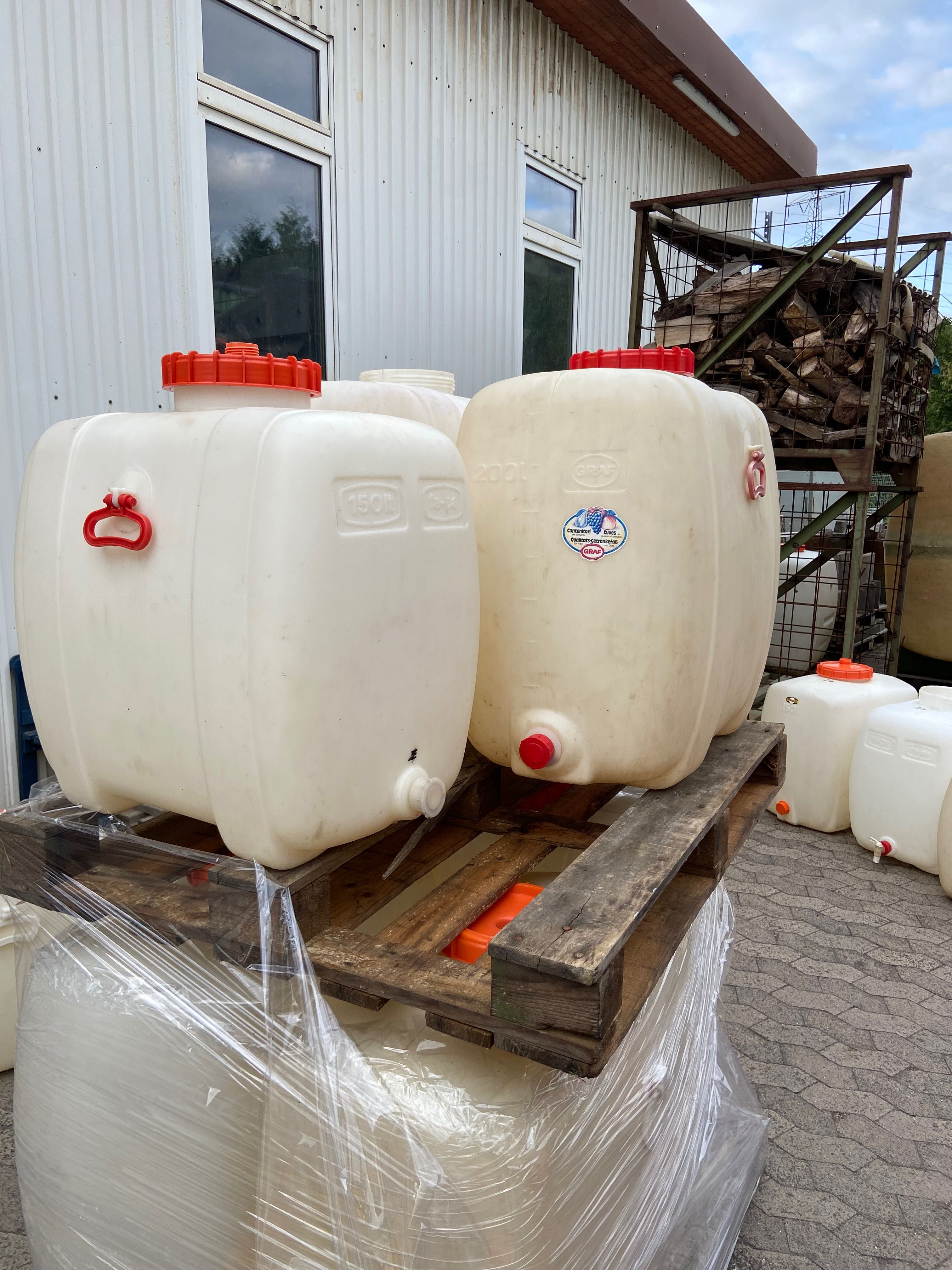Lote de bidões de plástico