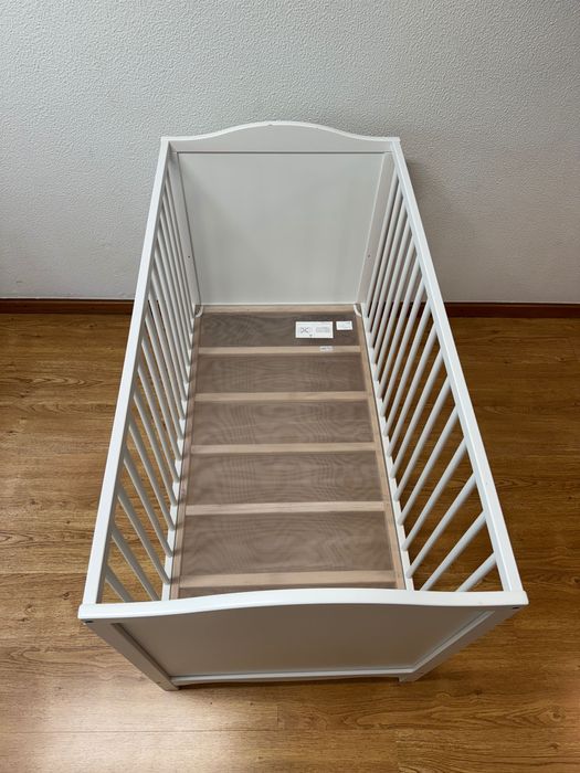 Berço de madeira, cor branca+ colchão de mola+ capa  impermeável- Ikea