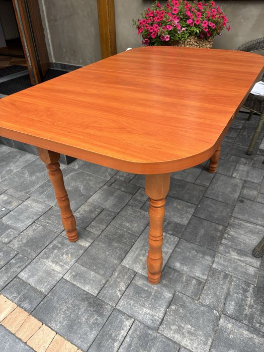 Stół owalny rozsówany .