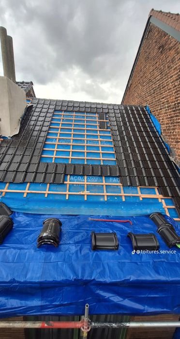 wkrętami, a także łączy ze sobą po