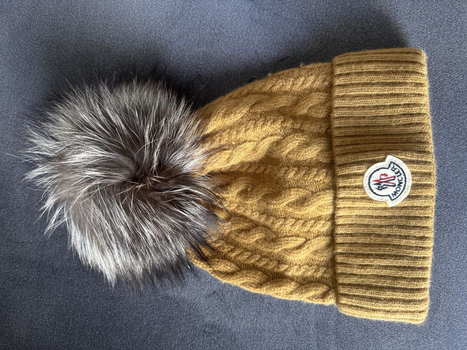 Czapka moncler kolor musztardowy