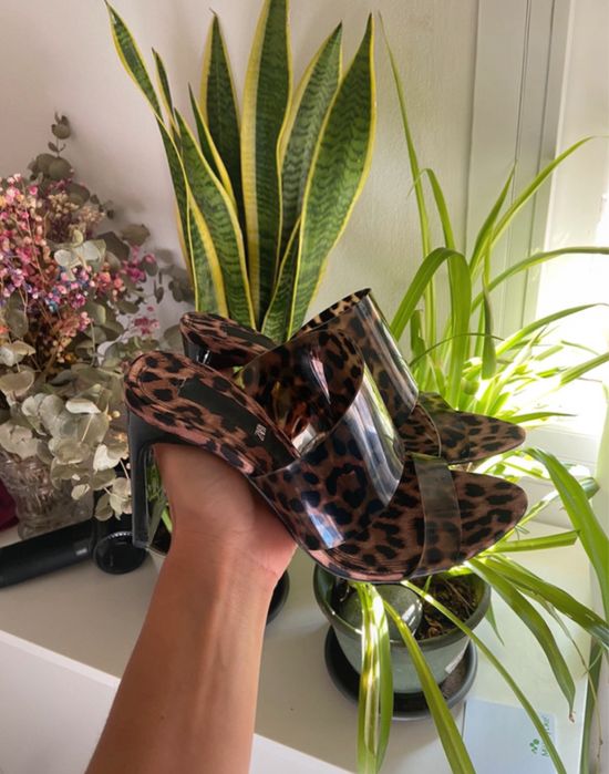 Saltos altos com estampa leopardo