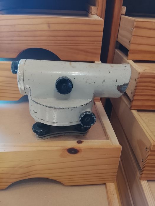 Оптический прибор для строительства. Нивелир