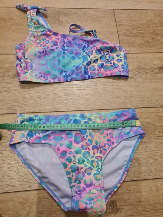 Piekny nowy stroj dwuczęściowy 152