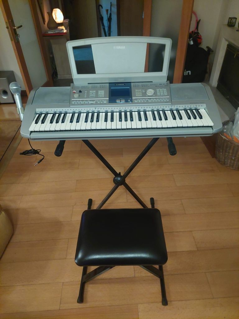 Órgão Yamaha com tripé, banco e microfone