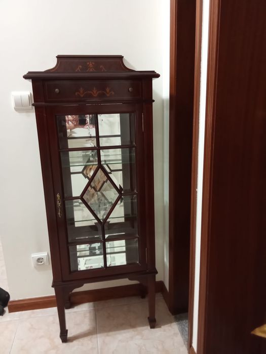 Vitrine de Madeira Escura