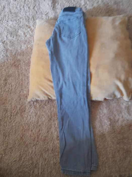 Calças de ganga de rapaz usadas em bom estado.
