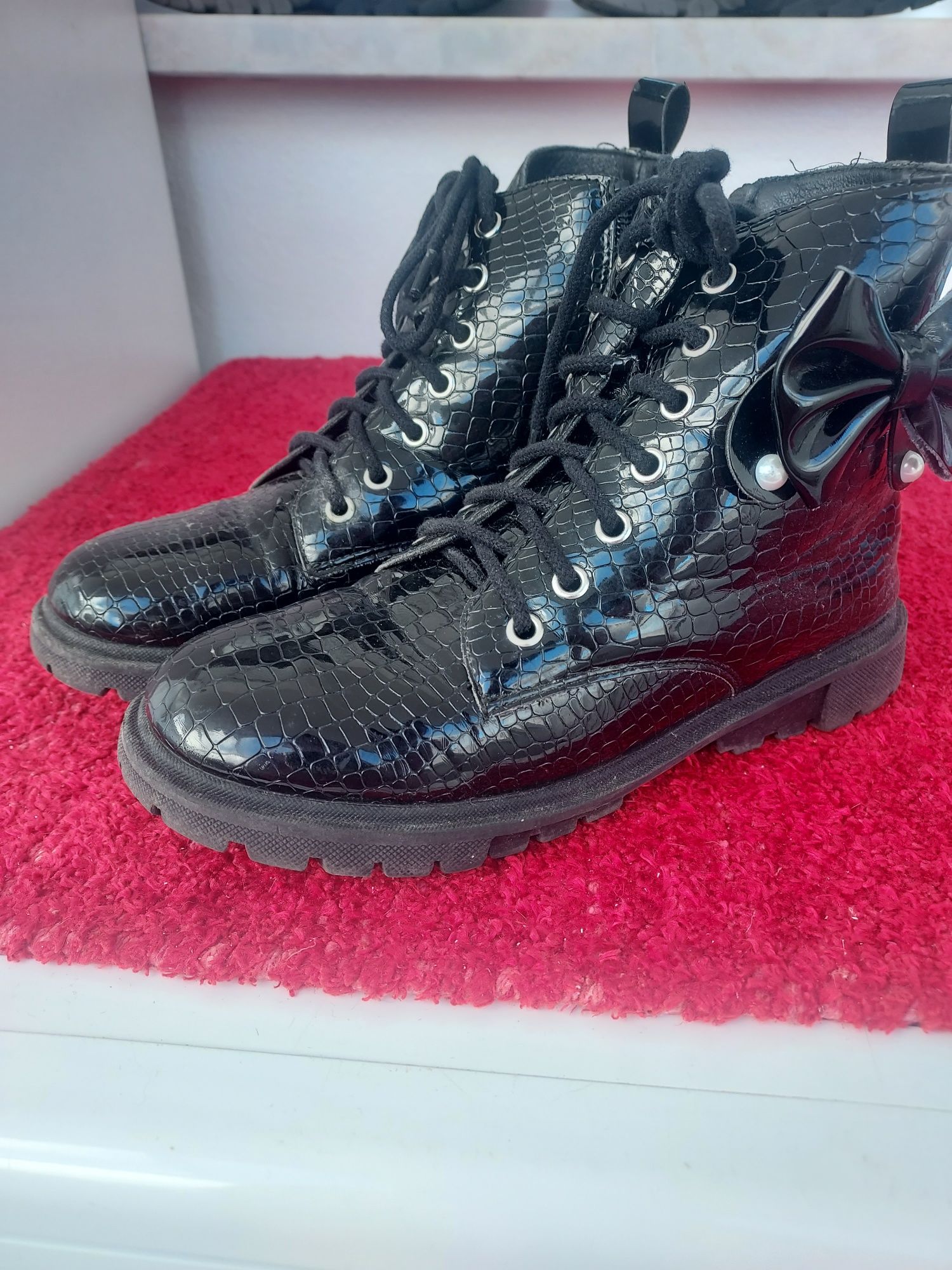 Botas pretas menina