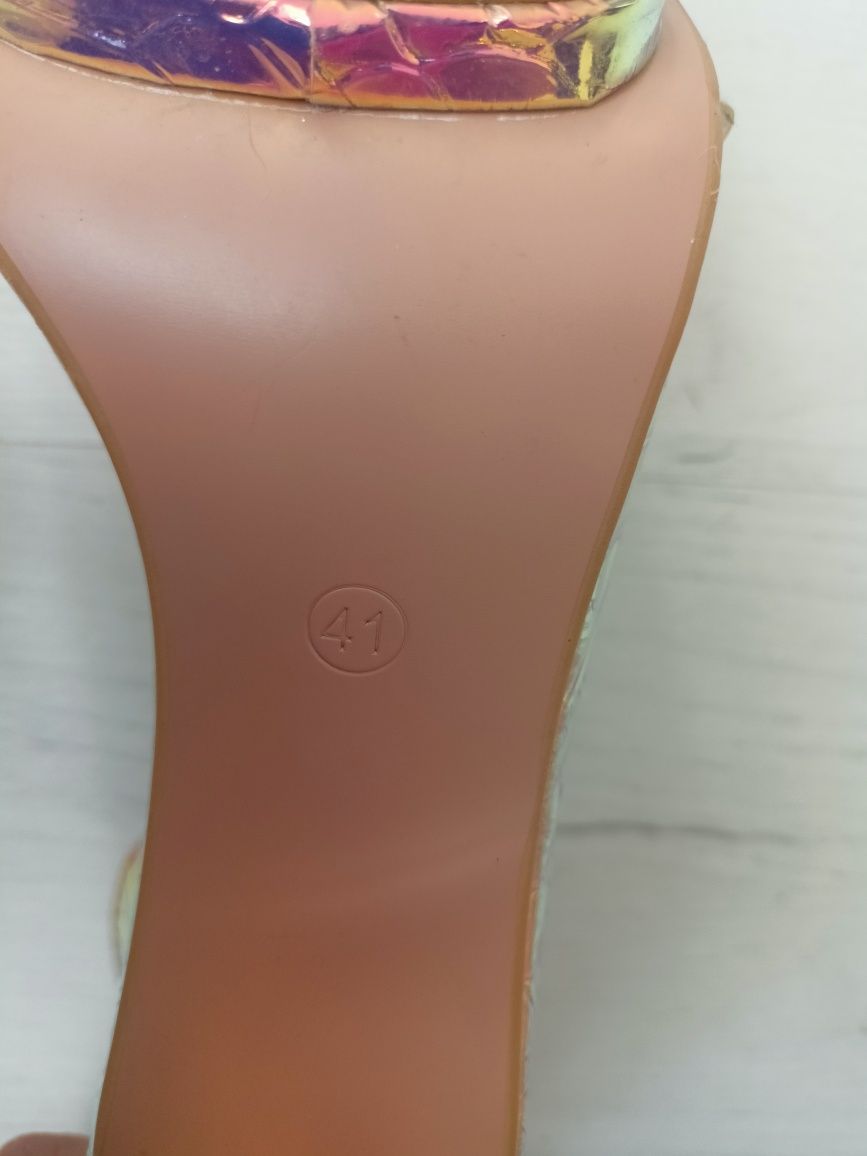 Holograficzne buty na słupku 41