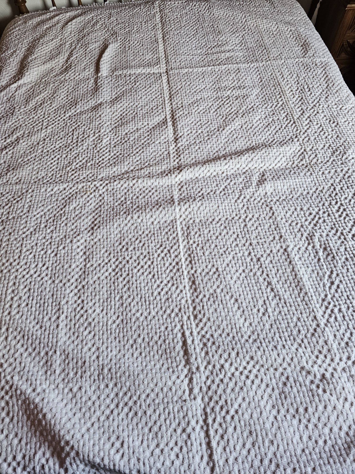 Colchas antigas em bege ou branco
