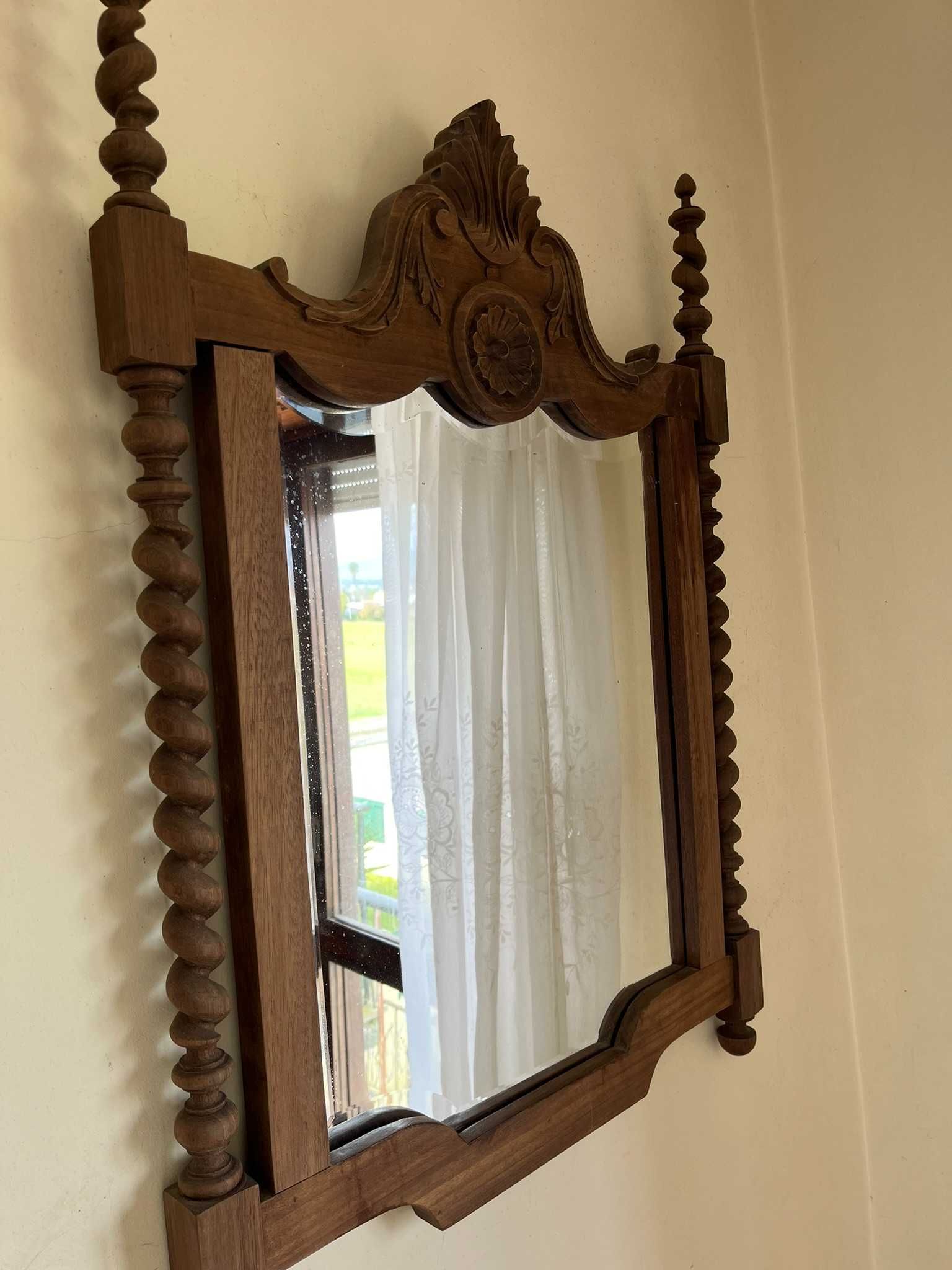 Espelho Clássico em Madeira Trabalhada - Peça de Decoração Elegante