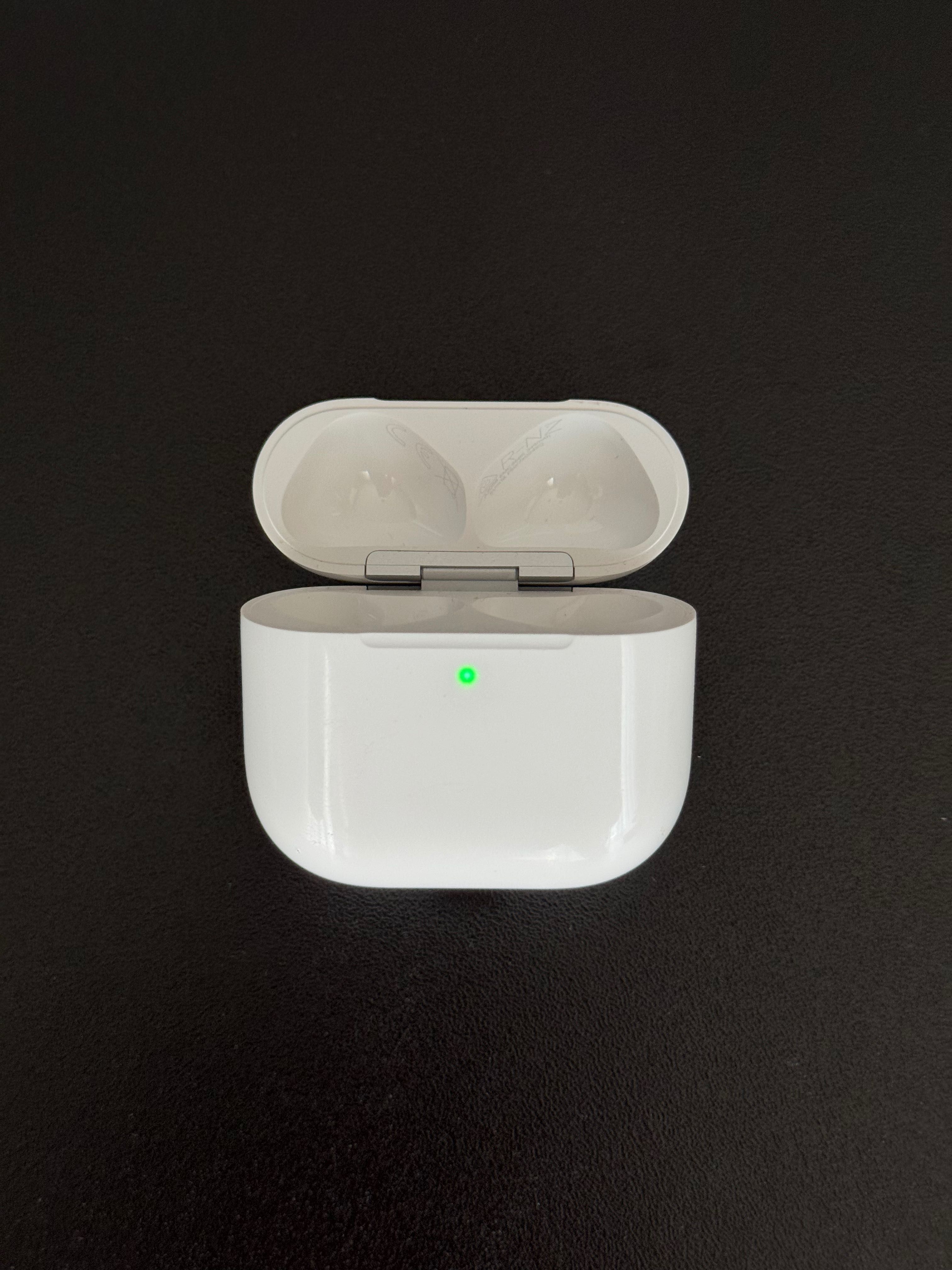 AirPods 4 – Etui ładujące (A3058) USB‑C – A3053 / A3050