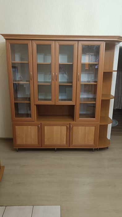 сервант та коплект до нього