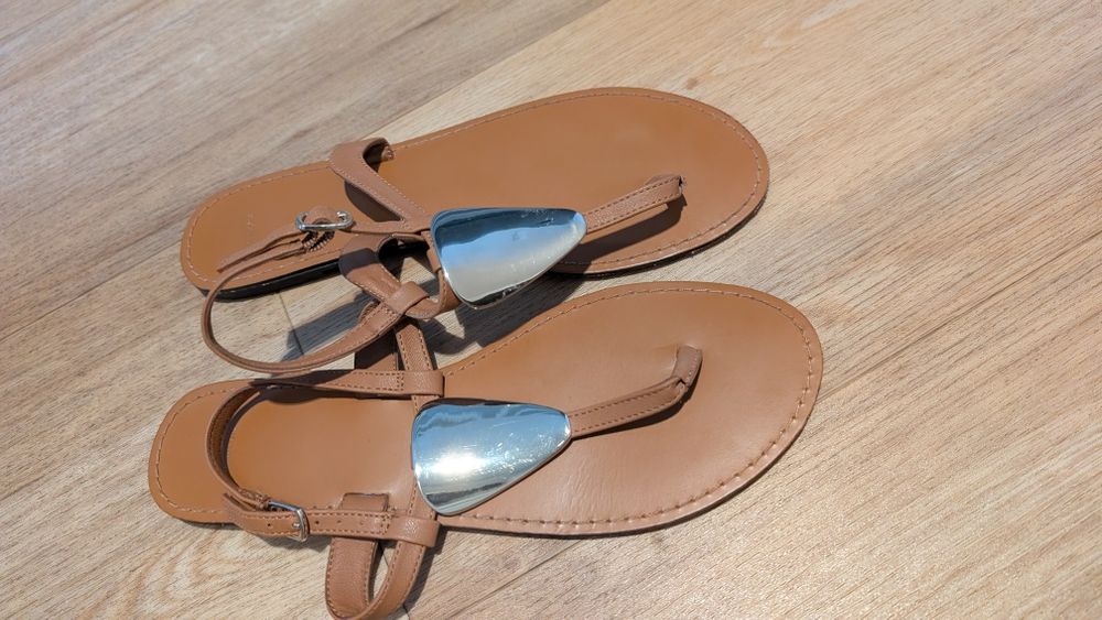 Sandálias castanhas e douradas