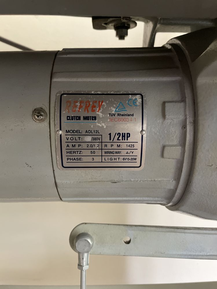 Máquina de cozer professional triple andamento.