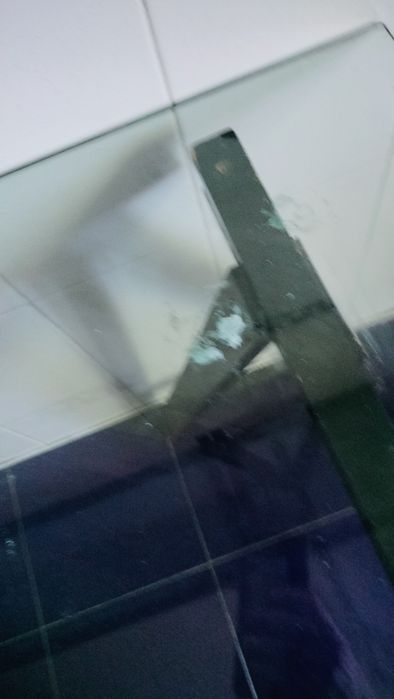 Mesa de vidro com cavalete